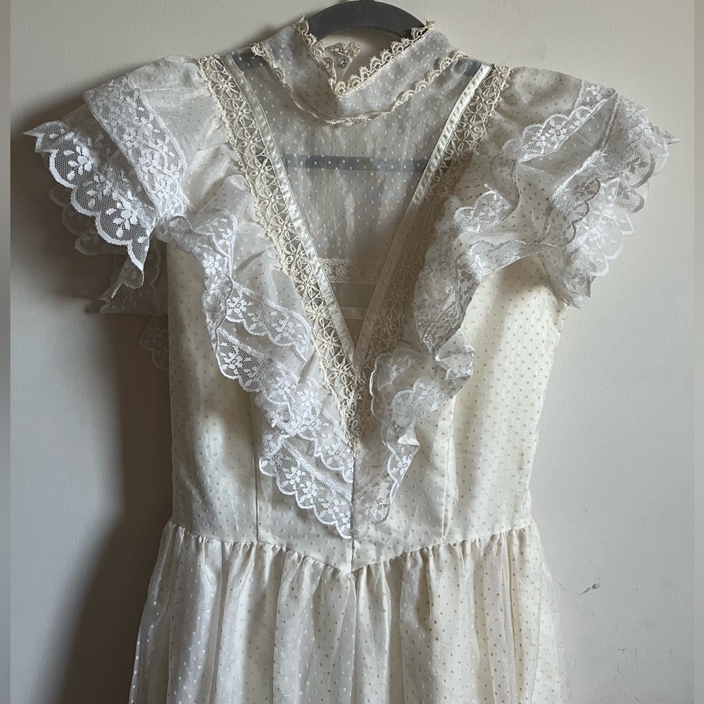 Vintage JCPenney Ivory Lace Wedding Dress - size 7/8 - Picture 4 of 16